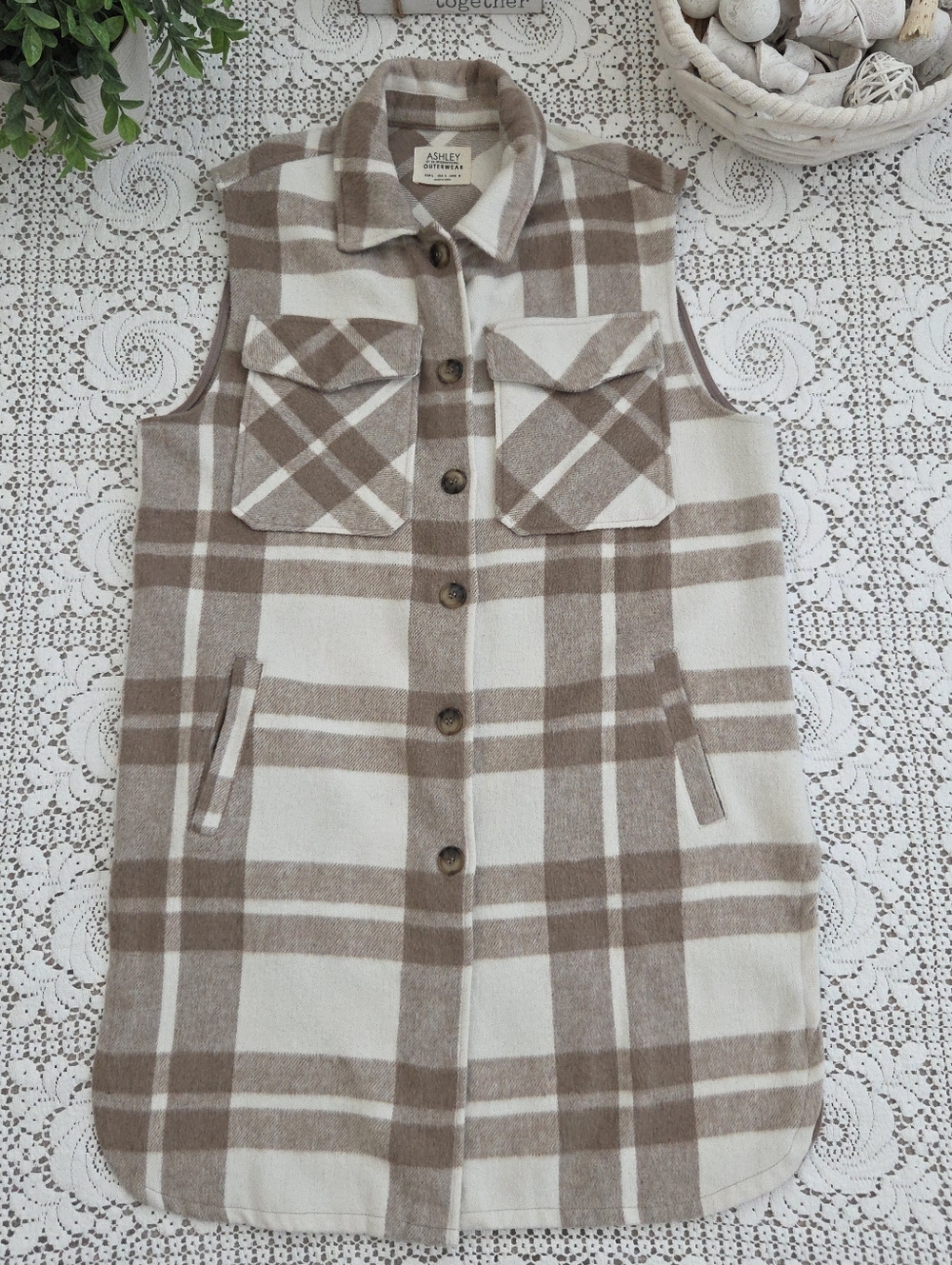 Ashley By 26 International Outerwear Tan and Cream Plaid Vest Size Large - Picture 3 of 5
